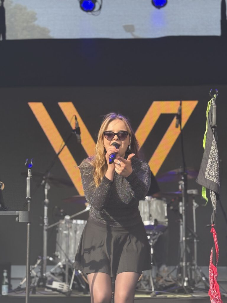 Sängerin von Vergeben auf dem Maschseefest